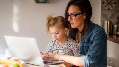 Sosyal Güvenlik Kurumu (SGK), çalışan annelere bakıcı desteğini artırarak önemli