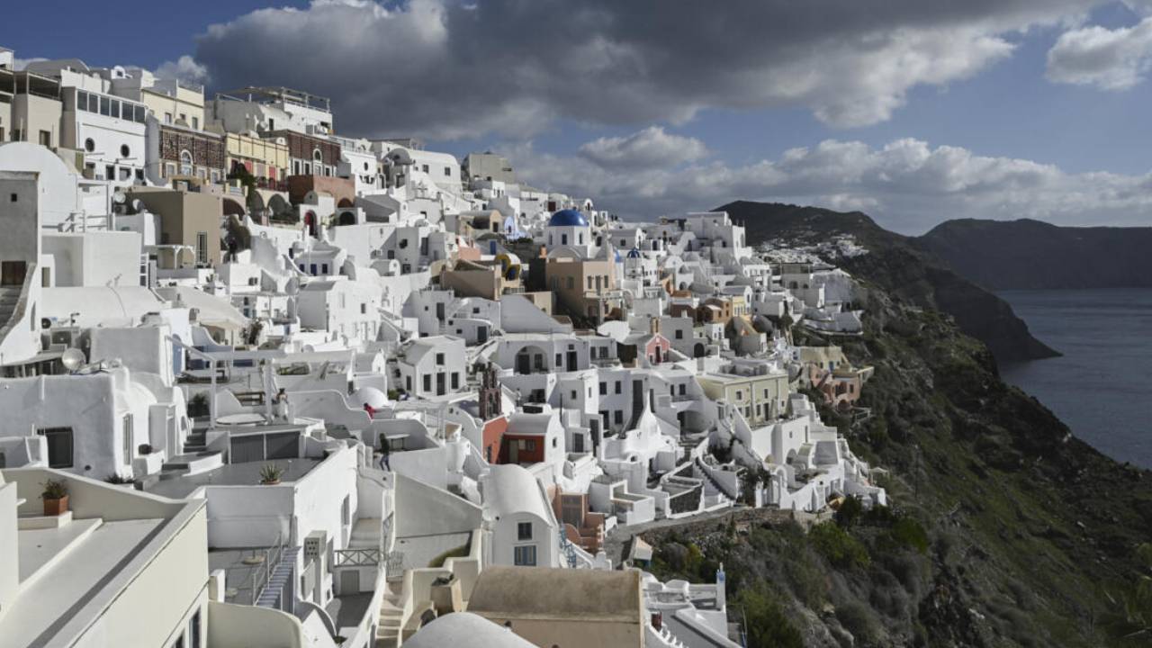 Yunanistan’ın turistik adalarından Santorini ve çevresindeki bölgeler, benzeri görülmemiş bir