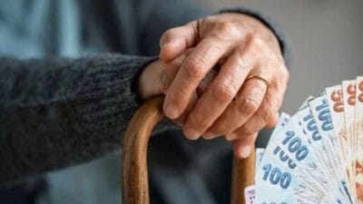 Türkiye'de emeklilik yaşı kadınlarda 58, erkeklerde 60 olarak belirlenmiş olsa