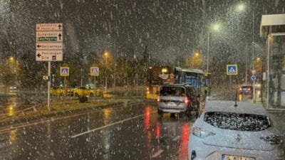 İstanbul’da gece saatlerinde aralıklarla etkili olan kar yağışı, bazı ilçelerde