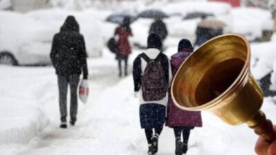 İstanbul'da kar yağışı nedeniyle okulların durumu merak konusu oldu. Geçtiğimiz