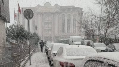 İstanbul'da etkili olan yoğun kar yağışı nedeniyle bazı ilçelerde okullar