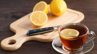 Çaya limon sıkmanın sağlık açısından birçok faydası bulunmaktadır. Limonun içerdiği