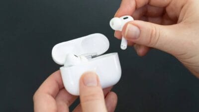 Apple, AirPods kulaklıklarına gerçek zamanlı anlık çeviri özelliği eklemeye hazırlanıyor.
