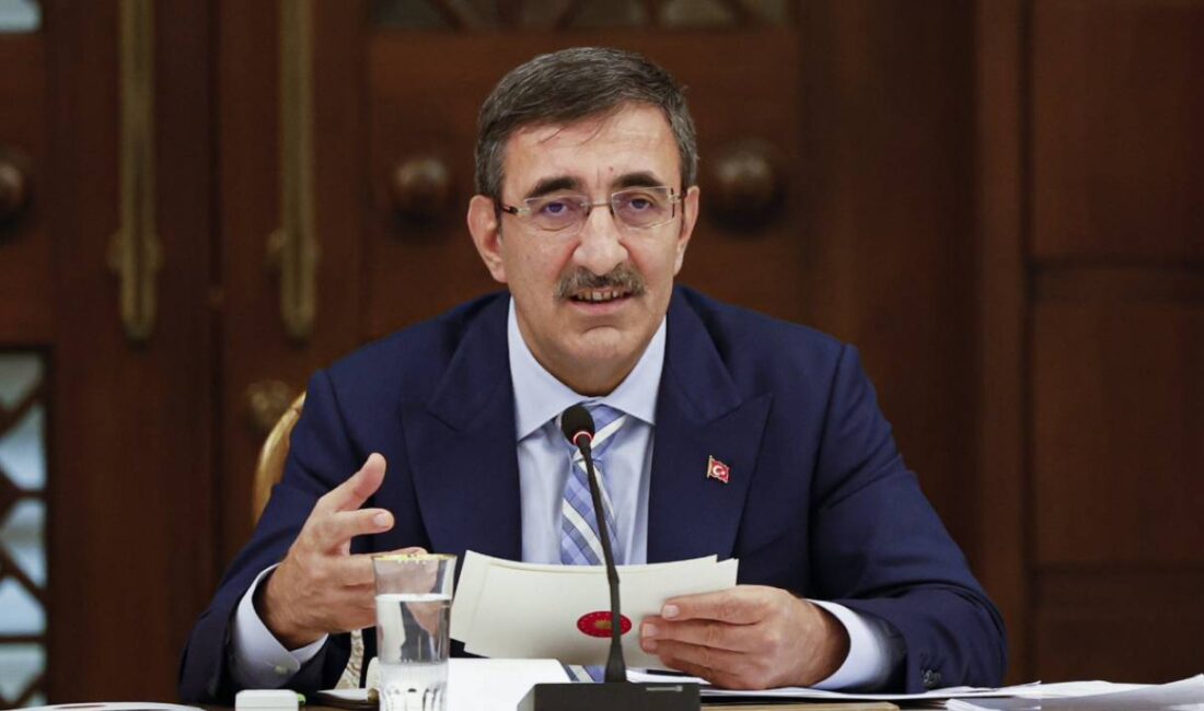 Cumhurbaşkanı Yardımcısı Cevdet Yılmaz, Meclis’te gazetecilerin sorularını yanıtladı. Yılmaz, Merkez