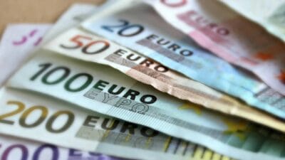 Euro, dolar karşısında güçlenmeye devam ederken, euro/TL kuru ilk kez
