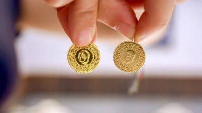 Altın fiyatları, küresel piyasalardaki belirsizliklerin etkisiyle yükselişini sürdürüyor. Ons altın,