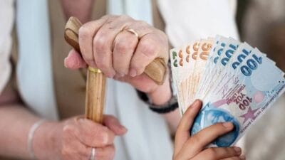 Emeklilere ödenen bayram ikramiyesindeki 1000 liralık fark, bugünden itibaren hesaplara