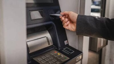 Gece geç saatlerde ATM’den para çeken vatandaşlar farkında olmadan büyük