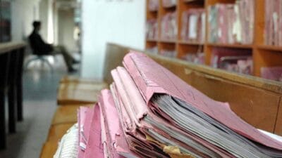 İcra ve iflas dairelerinde biriken dosya sayısı rekor seviyelere ulaştı.