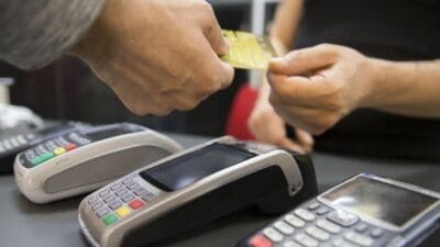 Tüketici harcamalarında kredi kartı kullanımı sert bir düşüş gösterdi. 4