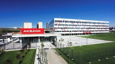Türkiye'nin köklü finans devi Akbank, üst yönetiminde gerçekleştirdiği kapsamlı görev