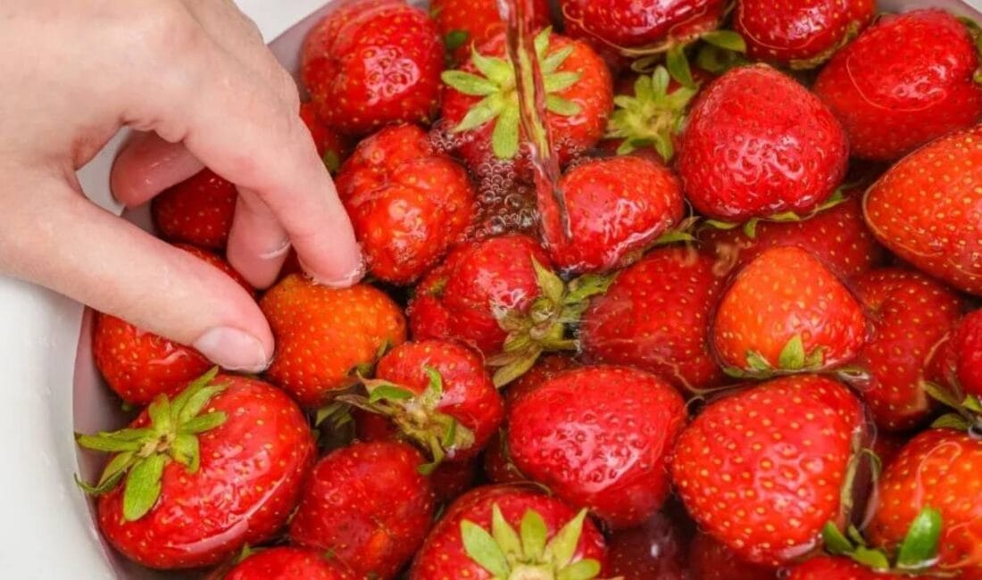 Çilekler, lezzetiyle sofraların vazgeçilmezi olsa da üzerlerinde biriken pestisit kalıntıları