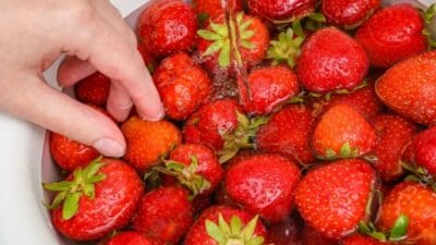 Çilekler, lezzetiyle sofraların vazgeçilmezi olsa da üzerlerinde biriken pestisit kalıntıları