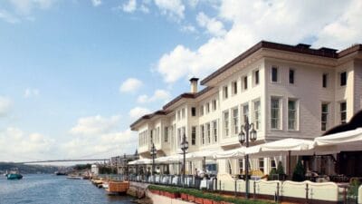 Galatasaray'ın eski başkanlarından iş insanı Ünal Aysal'a ait olan Kuruçeşme'deki