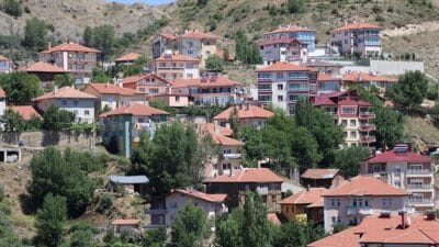 Yukarıöz, Yapraklı’nın en yüksek ve en dağlık bölgelerinden biri. Ancak
