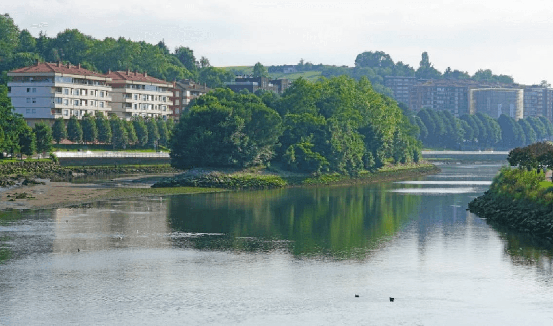 Pirene Dağları’nın eteklerinde bulunan ve yalnızca 6.820 metrekare büyüklüğe sahip
