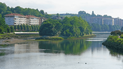 Pirene Dağları’nın eteklerinde bulunan ve yalnızca 6.820 metrekare büyüklüğe sahip