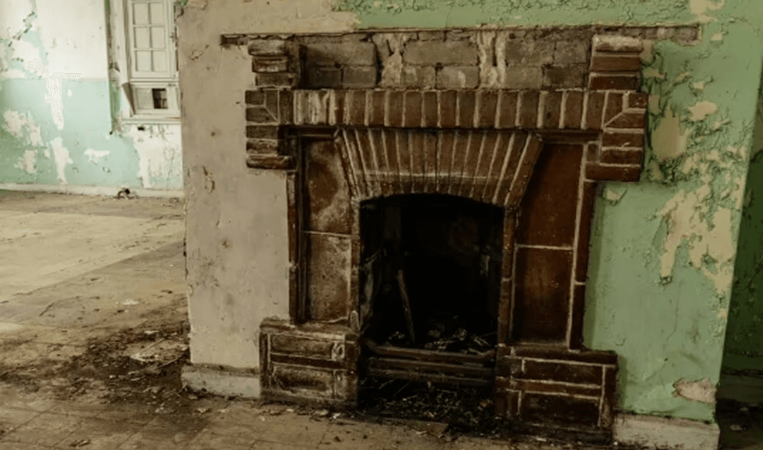 Evin duvarında eski şömineyi sökünce fark etti Eski evleri yenilemek genellikle sabır, zaman ve sürprizlerle doludur fakat