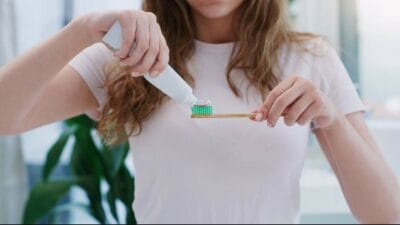 Diş fırçalamak çoğumuzun günlük rutininin değişmez bir parçası. Sabah ve