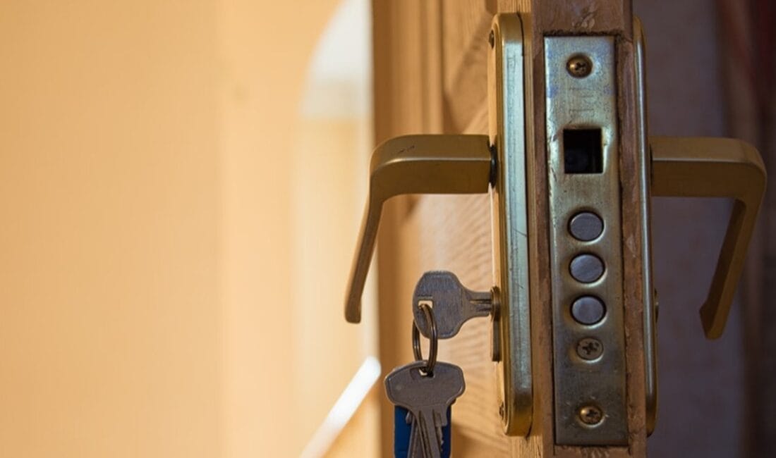 Hırsızlar kilidi bu boşluktan anında açıyor Evden çıkarken kapınızı çekip “tamam, kilitlendi” diye düşünüyorsanız yanılıyor olabilirsiniz.