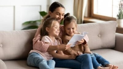 Çocukların okuldan geldiklerinde verdikleri kısa ve ilgisiz cevaplar, birçok ebeveynin