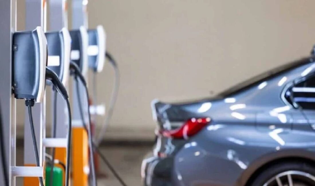 Meğer ilk elektrikli araba 125 yıl önce yapılmış Elektrikli araçların yaygınlaşmasıyla birlikte polis teşkilatları da son yıllarda elektrikli