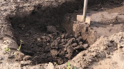 Fransa'da bir adam, evinin bahçesine havuz yaptırmak isterken hayatının en