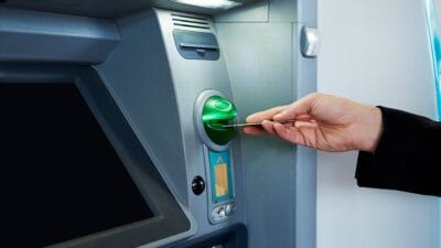 Almanya genelinde bankalar ve tasarruf kurumları, az kullanılan bankamatikleri kapatıyor.