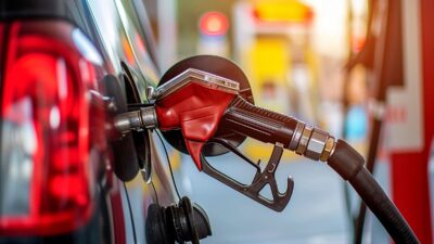 Petrol fiyatlarında yaşanan sert geri çekilmenin etkisiyle motorin litre fiyatına