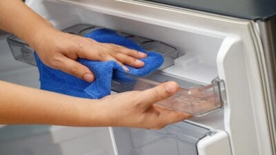 Evde sadece 5 dakikanızı ayırarak faturalarınızı azaltabilirsiniz. Uzmanlar, düzenli buzdolabı