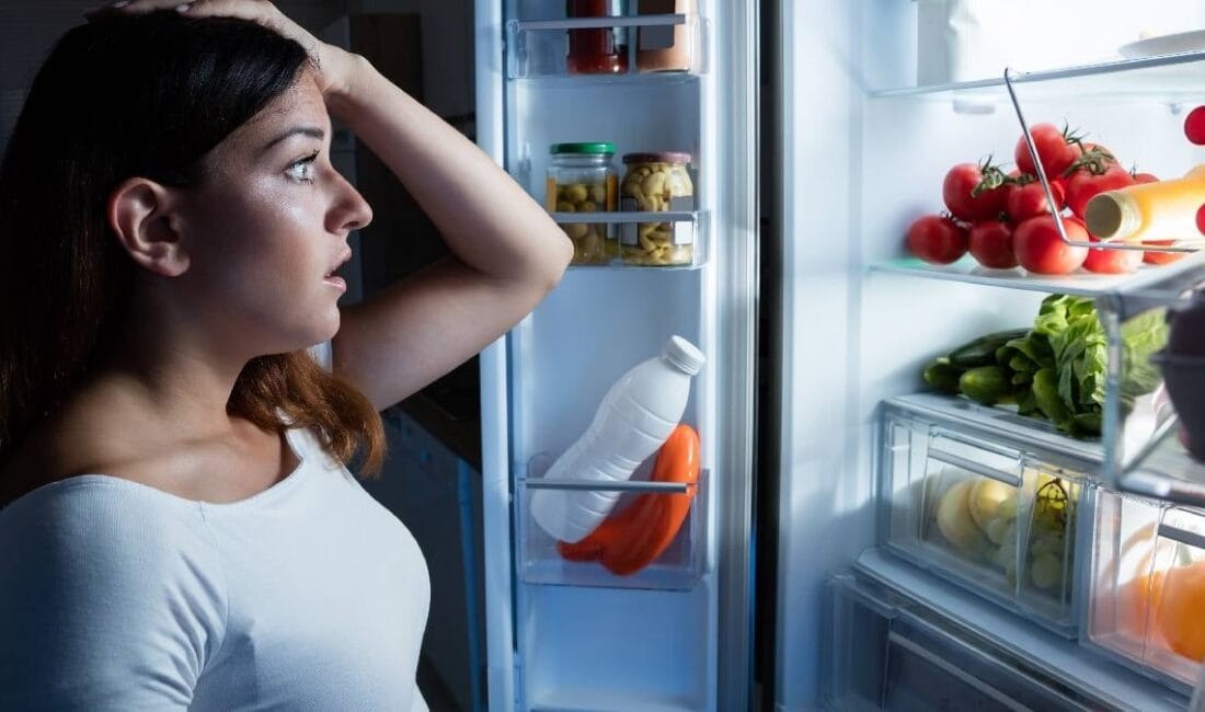 Evdeki en temel ihtiyaçlardan biri olan buzdolapları, zamanla iç yüzeylerinde