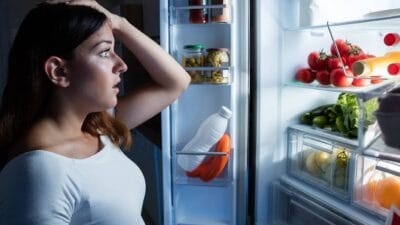 Evdeki en temel ihtiyaçlardan biri olan buzdolapları, zamanla iç yüzeylerinde