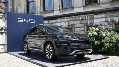 Çinli elektrikli araç devi BYD, İngiltere’de Tesla’yı geride bırakarak pazar