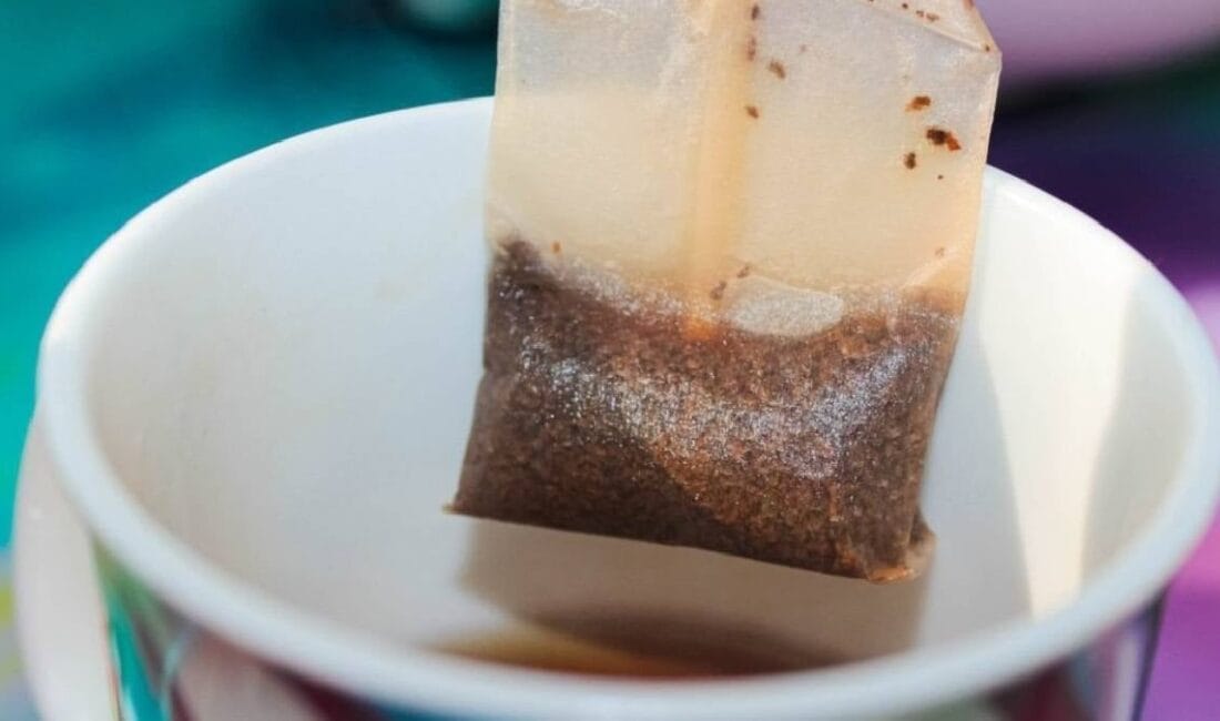 Birçok kişi farkında olmadan çay poşetini fincandan çıkarırken kaşıkla sıkar.