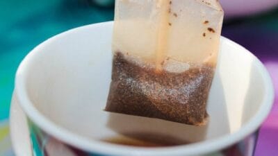 Birçok kişi farkında olmadan çay poşetini fincandan çıkarırken kaşıkla sıkar.