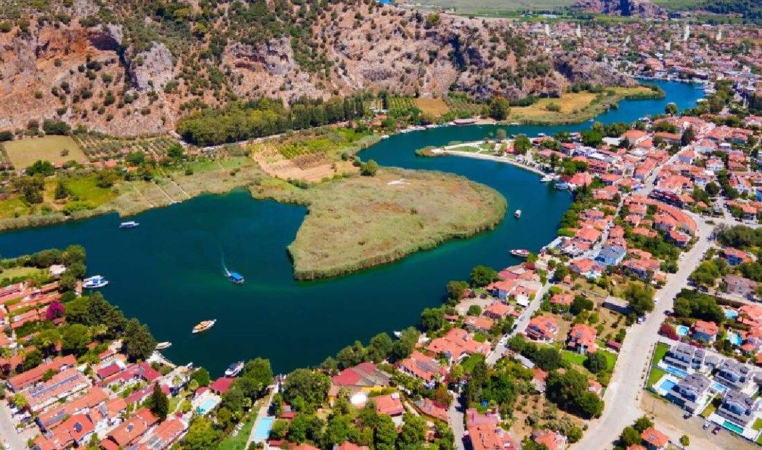 Muğla’nın Ortaca ilçesine bağlı Dalyan, tarihi dokusu, kanalı ve doğal
