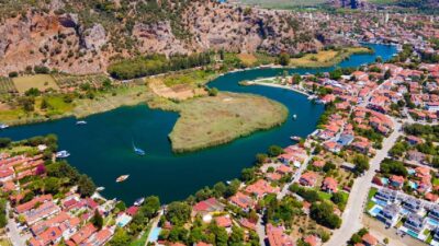 Muğla’nın Ortaca ilçesine bağlı Dalyan, tarihi dokusu, kanalı ve doğal