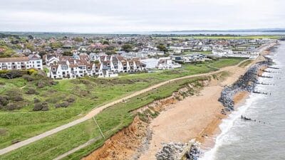 Genç bir çift, İngiltere'nin Hampshire bölgesindeki evlerinin bahçesini temizledikleri sırada