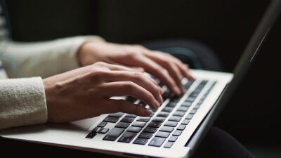 Bilgisayarına uzaktan erişim izni veren 63 yaşındaki adam, dolandırıcıların tuzağına