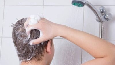 Saçlarınız kısa sürede yağlanıyor veya sürekli dökülüyorsa, sorun kullandığınız şampuandan