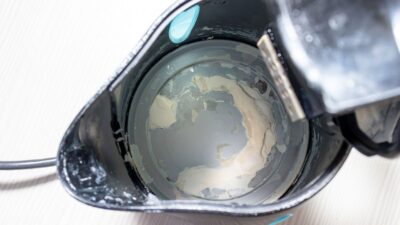 Sirke ve karbonat, kettle ve çaydanlıktaki kireci temizlemek için en