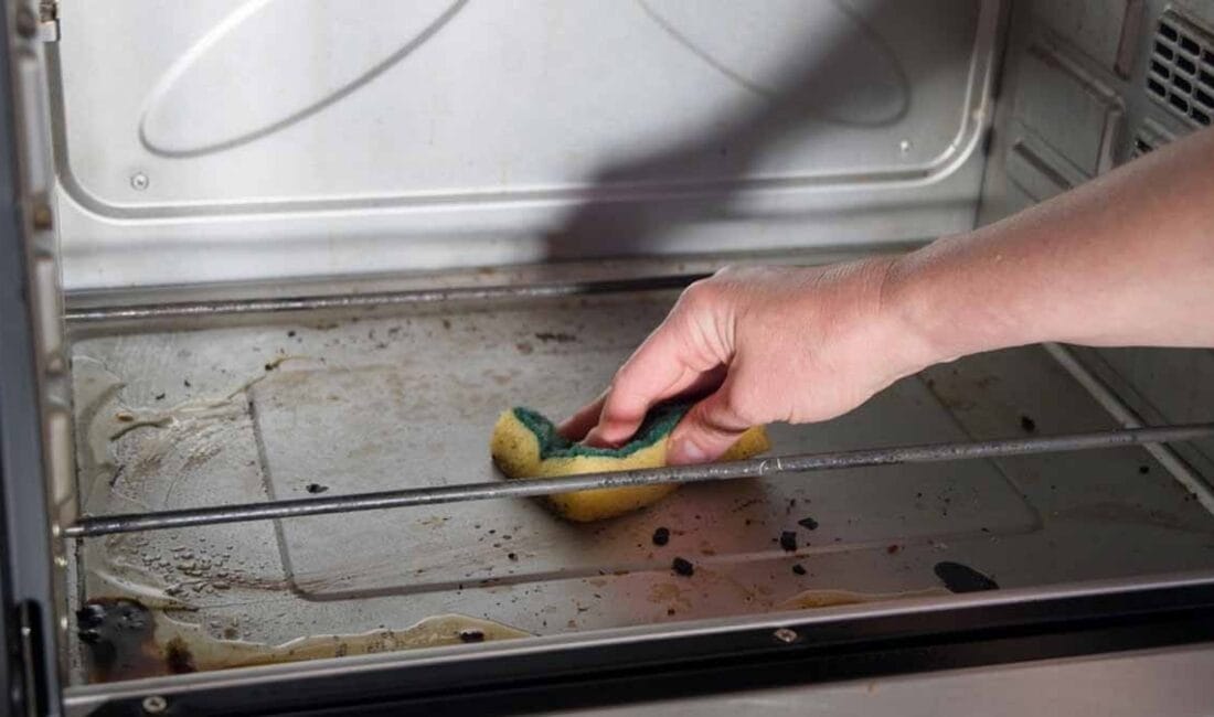 Fırın camındaki lekeleri iki dakikada temizlemenin basit yolu Fırın camındaki o inatçı yağ ve yanık lekeleriyle uğraşmaktan bıktınız