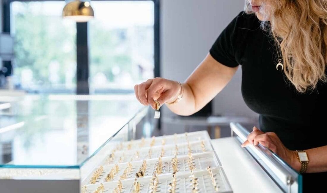 Mücevher vitrinlerini süsleyen o parlak alaşımın sırrı çözüldü... Aslında saf