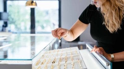 Mücevher vitrinlerini süsleyen o parlak alaşımın sırrı çözüldü... Aslında saf