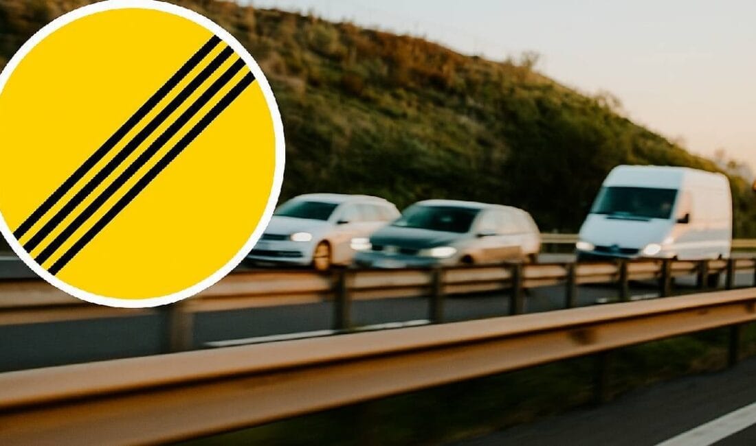 İzlanda’nın ünlü Çevre Yolu’nda seyahat eden turistler, sarı zemin üzerine