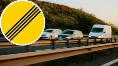 İzlanda’nın ünlü Çevre Yolu’nda seyahat eden turistler, sarı zemin üzerine