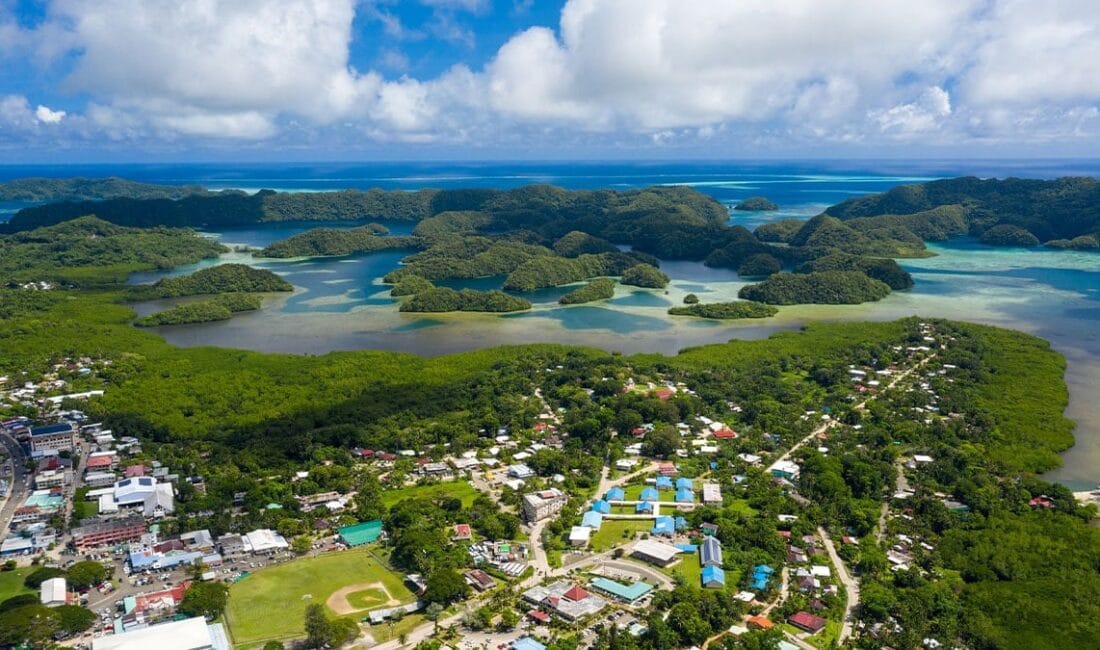 Pasifik Okyanusu'nun batısında, Fransa'nın beş katı büyüklüğündeki bir alana dağılmış