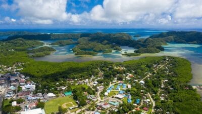 Pasifik Okyanusu'nun batısında, Fransa'nın beş katı büyüklüğündeki bir alana dağılmış