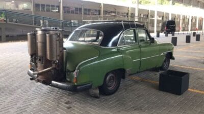 Brezilya'da yarım yüzyıldır yalnız odunla çalışan klasik bir otomobil keşfedildi.